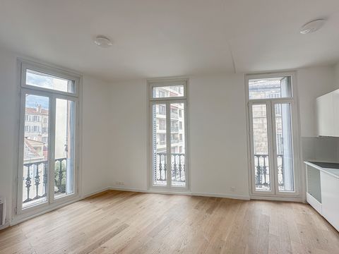 FRONTS TAKEN CARE OF BY THE SELLER*** Côté Chave presents this apartment located in the Baille district, in the 5th Arrondissement of Marseille, 2 minutes walk from the Baille Metro, and 10 minutes walk from the Faculty of Medicine of the Timone Hosp...