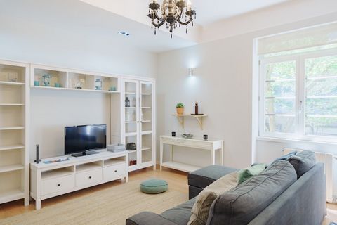 This modern and inviting apartment in the heart of Porto is perfect for families or groups of up to 8 guests. The 110m² space features three comfortable bedrooms with one queen-size bed, four single beds, and a double sofa bed in the common area. Eac...