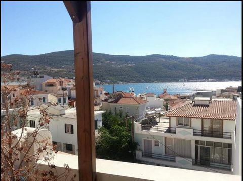 Maisonnette te koop op het eiland Samos. Boom-verdieping huis van 180 m² Verdeeld in 2 zelfstandige woningen. Appartement op de begane grond - 60 m²: woonkamer, twee slaapkamers, kleine keuken, badkamer Residentie van de eerste en tweede verdieping 1...
