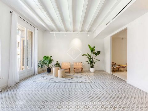 We present this magnificent renovated 133 m² property located in the northern part of the iconic Born neighbourhood , bordering the Eixample Right. In addition to being located in a classic Barcelona building , this apartment combines the charm of or...