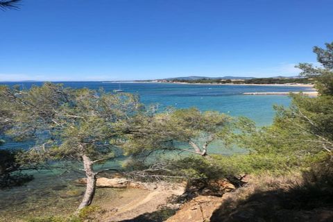 Les Canissons est une superbe résidence neuve à Cavalaire-sur-Mer distante de 800 m à peine de la plage de sable étendue de cette agréable station balnéaire. Il s'agit d'un bâtiment de taille moyenne, joliment construit. Il abrite des appartements mo...