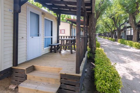 Los chalets y las casas de campo cuidadosamente amueblados están situados en pequeños carriles en una parte separada de Camping Solmar. Esta casa de campo puede alojar hasta dos adultos y dos niños de hasta 12 años. Cada casa tiene una terraza y mueb...