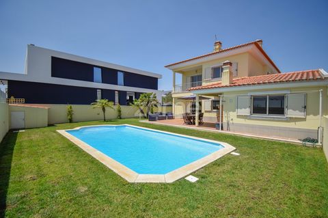 Identificação do imóvel: ZMPT577943 Se valoriza o espaço exterior, esta moradia é para si! Apresentamos esta encantadora moradia T4 isolada, inserida num generoso lote de 500 m², perfeita para quem procura conforto, privacidade e qualidade de vida. C...