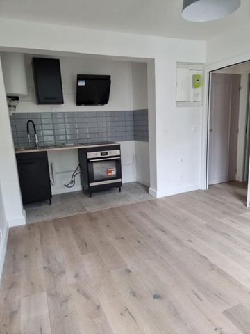 92130 ISSY-LES-MOULINEAUX F2 27m². Beau séjour, cuisine américaine, chambre. Dans une petite copropriété propre et sécurisée, à proximité des commerces, écoles et transports, venez découvrir cet appartement rénové de 27 m² comprenant une entrée, un g...