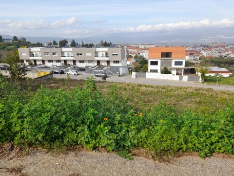Plot of land with all the infrastructure for urban construction, central location, wide roads, wide sidewalks and excellent views. This 1000m2 plot is part of a subdivision of medium and high-end housing, which transports us to the security of a pote...