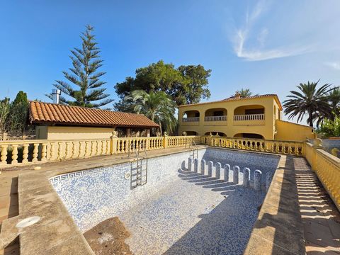 ¡Descubre tu nuevo hogar en Bellreguard! Este encantador chalet te ofrece todo lo que buscas para vivir cómodamente y disfrutar del buen clima. Con una amplia piscina para refrescarte en los días soleados y a solo unos kilómetros de la playa. Con mas...