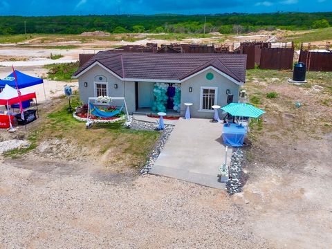 Denk aan huizen op zonne-energie in een gated community, langs een centrale woongemeenschap - dit is Toby Hammocks! Er is niets van dien aard geweest in residentiële gemeenschappelijke ontwikkelingen in Jamaica. Toby Hammocks is een gated community m...