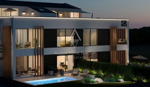 Ontdek dit verfijnde duplex appartement met drie slaapkamers te koop in Rovinj, zorgvuldig ontworpen om functionaliteit, comfort en een elegant design te combineren. Met een totale oppervlakte van 190 m² bevindt deze woning zich op de eerste en tweed...