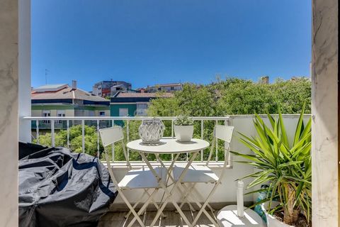 Descubra este magnífico apartamento T2 totalmente remodelado na Damaia e com potencial extra e entrada independente Ideal para investimento . Com uma cozinha equipada, casa de banho com Poliban e dois quartos com roupeiros embutidos, oferece conforto...
