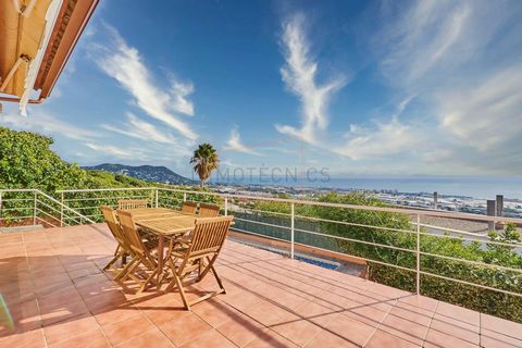 Exclusive 4-Way House with Sea Views in Premia de Dalt Immotecnics Boutique Real Estate, presents you EXCLUSIVELY this beautiful house located in a quiet and sought-after urbanization of Premia de Dalt, this beautiful house of 320 m² offers a unique ...