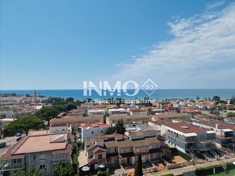 Your chance to live in front of the sea in Cambrils! We present this spectacular renovated apartment in the prestigious La Torre de Cambrils building located in the Regueral area, with an unbeatable location just 300 meters from the sea and the famou...