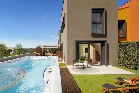 Verzorgde woning op drie woonlagen met ca. 111 m² woonoppervlak. Open woonkamer met terras, twee slaapkamers, twee badkamers en taverne. Rustige locatie met uitzicht op zee – ideaal als vakantiewoning. Als dit aanbod niet aan uw verwachtingen voldoet...