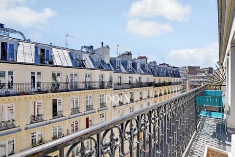 À deux pas du Canal Saint-Martin, au cinquième étage d'un immeuble ancien bien tenu, Doly est fier de vous présenter cet appartement de trois pièces offrant un cadre de vie lumineux et paisible, en plein cœur d'un quartier vivant et très recherché. D...