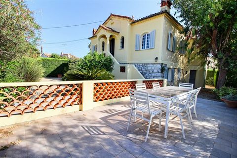 Gelegen in de zeer gewilde woonwijk Beal/Breguières in Cagnes-sur-Mer, staat dit prachtige burgerhuis van ongeveer 180 m2 op een perceel van 500 m2. De locatie is ideaal, dicht bij het stadscentrum, met winkels, scholen (van basisschool tot middelbar...
