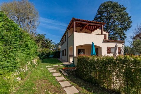 Deze Provençaalse villa is ideaal gelegen in de wijken Salis en Ilette, op 200 meter van stranden en winkels. Het bedraagt in totaal 170 m2 op een perceel van 917 m2. Het bestaat uit twee afzonderlijke appartementen. Tuinniveau: woonkamer met uitzich...