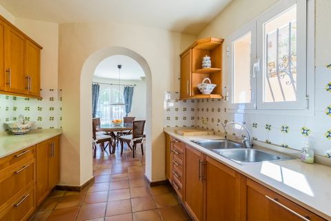 Diese wunderschön eingerichtete Villa in Benitachells Cumbre del Sol bietet einen ruhigen Rückzugsort nur 2 km von der Mittelmeerküste entfernt. Sie ist ideal für Familien oder Gruppen und liegt in einer ruhigen Wohngegend nahe Moraira. Der malerisch...