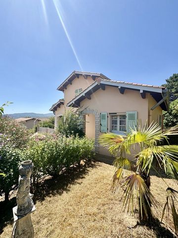 Heights of the Roussillon Toll, 20 minutes south of Vienna, outside the subdivision. On a plot of about 756 m2, fenced and wooded. House of 124 m2 comprising: entrance hall, living room, kitchen, 1 bedroom, bathroom with shower and bath, toilet and l...