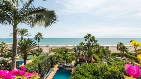 Deze strandvilla in Vera Playa is een complete ervaring. Met uitzonderlijke interieur en exterieur voorzieningen is deze villa ideaal om te genieten van de fijnere dingen in het leven. Of u nu een foodie, een filmliefhebber, een zonaanbidder of een w...