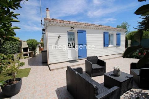 Maison ancienne rénovée de 32 m² et une véranda attenante de 19 m², sa grande annexe de 41 m² et son préau, proche mer et commerce
