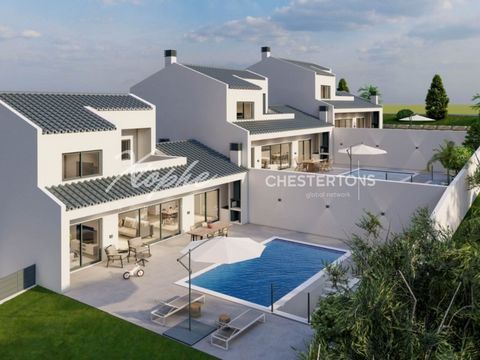 Explore the allure and comfort of this exceptional 3 bedroom townhouse, currently being built in the picturesque village of Patã de Cima, Boliqueime. Boasting contemporary architecture and a seamless design, these residences are crafted to offer a se...