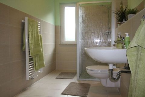 Bezoek ons in de buurt van Warnemünde voor uw vakantie aan de Oostzee in ons vakantieappartement. Je woont op ca. 40m² met 1 slaapkamer, 1 woonkamer, 1 badkamer en een groot terras; ideaal voor 2 personen. Een extra bed voor een derde persoon is moge...