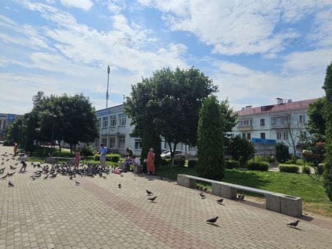 Номер в базе Агентства #24375 Продаю 1/2 часть офисно-торгового двухэтажного кирпичного здания. Здание расположено в центральной части города Балабаново, на пересечении улиц Боровская и 1-го Мая. Рядом находится городской рынок, отделения Сбера, уютн...