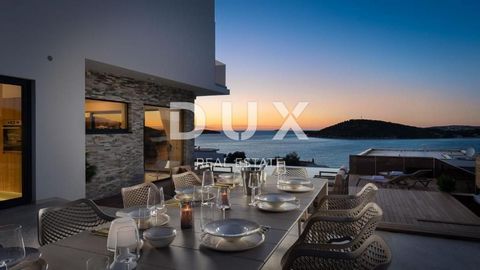 Location: Šibensko-kninska županija, Rogoznica, Rogoznica. DALAMCIJA ROGOZNICA Luxury villa with a spectacular view of the sea This contemporary villa is located in an extremely quiet and one of the most prestigious locations in this area, at the foo...