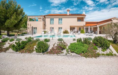 Location: Istarska županija, Vodnjan, Vodnjan. ISTRIA, VODNJAN - Beautiful luxury villa with olive grove Thanks to the rich history whose traces can be found since ancient times, very favorable climate and exceptional natural beauty combined in a uni...