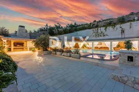 Location: Primorsko-goranska županija, Crikvenica, Dramalj. CRIKVENICA, DRAMALJ - Villa with an impressive sea view! We are mediating the sale of a beautiful villa with an impressive sea view in Dramlje, Crikvenica. The villa is located on a beautifu...