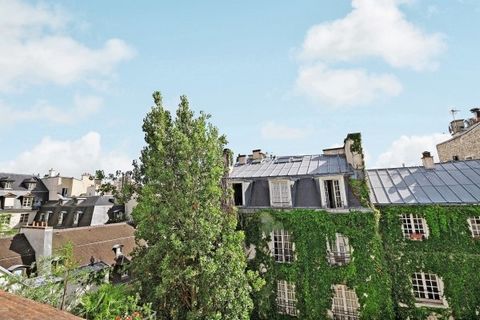 In een prachtig gebouw uit 1750, appartement met een vloeroppervlak van 50,16 m² (38,68 m² >1m80). Op de 4e/bovenste verdieping bereikbaar via een vlakke trap, bestaat het uit een inkomhal met kasten, een eetkamer met halfopen keuken, een lichte en l...