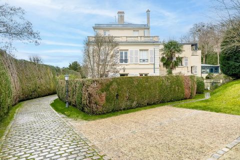 Situé dans un domaine sécurisé, à deux pas des bords de Seine et de la jonction A86, cet élégant quatre pièces se niche au sein d’une demeure datant de 1863, divisée en cinq appartements et ayant fait l'objet d'une extension dans laquelle se trouve l...