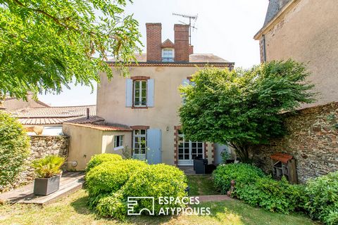 In the town of ESSARTS EN BOCAGE, this townhouse of approximately 180 m2 of living space benefits from a pretty landscaped garden in the heart of the city. This charming townhouse has borrowed some codes of the bourgeois house such as the solid parqu...