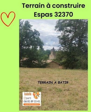 Dans un village rural, à la campagne, au cœur du Gers et au calme : terrain à bâtir de 1072m² borné et viabilisé.