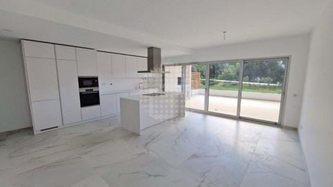 Excellent Opportunity to Purchase a brand New 2-Bedroom Apartment in the Stunning Beach Area of Albufeira. Charming apartment located on the ground floor of a condominium in a quiet area, yet close to all the necessary amenities for a peaceful and co...