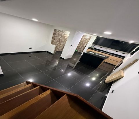 I sell 4 level house near the Arkadia shopping center, Av 80, La Mota, Clínica las Américas, Club el Rodeo. It has 3 spacious bedrooms, 3 veneered bathrooms, living room, dining room, kitchen, patio, balcony, 5 closets and a dressing room, porcelain ...
