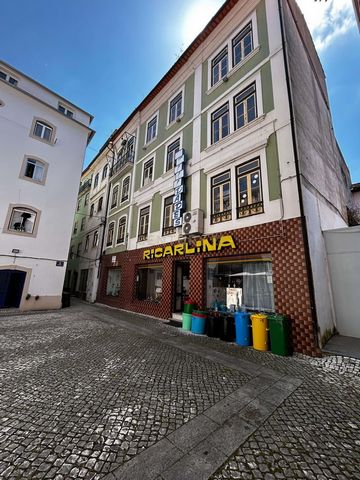 Découvrez cette magnifique propriété située à Coimbra, offrant un espace généreux de 677,39 m² pour un prix attractif de 1 500 000 . Avec ses 3 salles de bains, cette maison allie confort et élégance, idéale pour les familles ou les investisseurs à l...