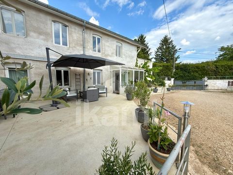 To be discovered exclusively in Beaufort, a Jura village with all shops and services; this nineteenth century stone house with authentic charm on 2,257 m2 of fully buildable land. It offers 210 m2 of living space: fitted kitchen, living room, dining ...