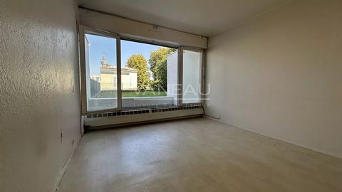 Just a few steps from the T9 Beethoven - Concorde tram station, discover this 23.61 m² studio apartment, located on the ground floor of a secure residence, ideal for an investment or a first purchase. The apartment comprises an entrance hall with cup...