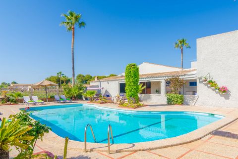 Magnifique maison d'été avec piscine privée, située à Sa Rapita au sud de Majorque. Elle se trouve à seulement 1 km de la plage de Sa Rapita et peut accueillir confortablement 6 à 8 personnes. Faire une baignade matinale dans la piscine privée de chl...