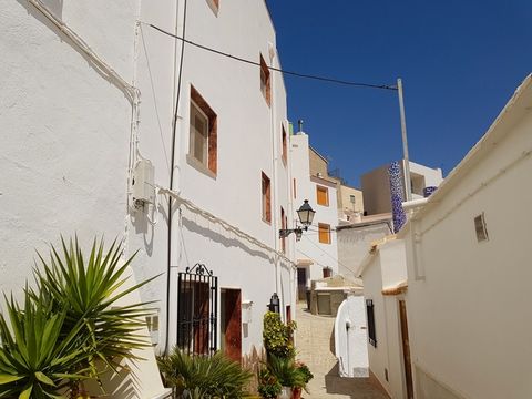 This is a wonderful, traditional, village house located in the stunning hillside village of Sierro, which has a number of shops, bars and restaurants and is located within a 10-minute drive of the town of Purchena for further amenities. The property ...