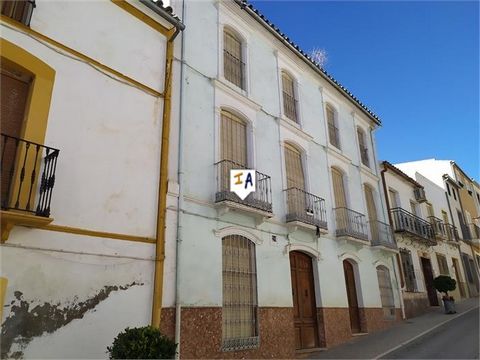 Cette grande maison de ville de 543m2 est située dans le centre de Monturque, dans la province de Córdoba, en Andalousie. Monturque est considérée comme le centre géographique de l'Andalousie et possède les plus grandes citernes romaines d'Espagne av...
