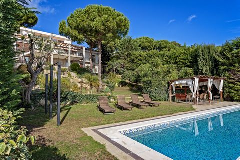 Magnificent villa with a beautiful garden is located in the urbanization of Mas Vila in Sant Antoni de Calonge on the Mediterranean coast between the cities of Palamos and Platya d'Aro. This prestigious area is just a few minutes drive from the most ...