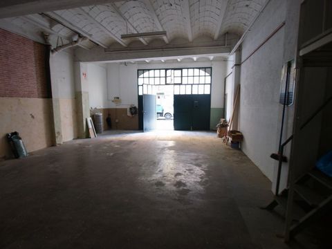 Local warehouse of 163m2 plus 13m2 of patio, prepared for painting workshop. It is divided into three rooms, the warehouse, which has a small loft, and two rooms. One of them with a water screen that makes the remaining paint channeled and go to the ...