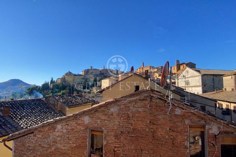 Charming and bright apartment of 275 sqm in the historical centre of Montepulciano (SI), with a wonderful view over the historical village, with a total of 5 bedrooms and 2 bathrooms. In the center of the famous village of Montepulciano, for sale thi...