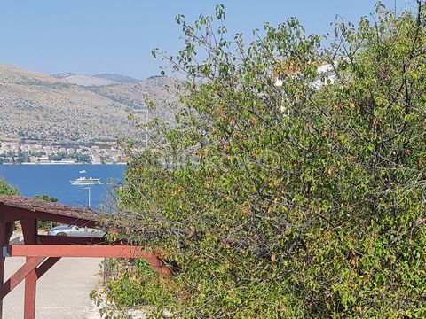 Ciovo, Okrug Donji, building plot 1249 m2, regular shape, ideal for building a family villa or cottage. It is a beautiful location, in a quiet environment where there are family houses and facilities for tourism. Very good asphalt access from the mai...