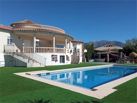 Cette spacieuse villa exclusive et moderne est située à Periana, dans la province de Malaga, Andalousie, Espagne. La propriété individuelle construite de 400 m2 est située sur un terrain généreux de 1 900 m2, offrant de nombreux espaces de loisirs av...