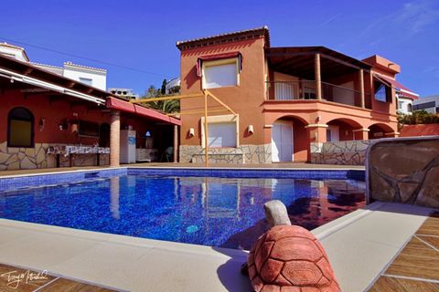 This luxury detached villa is located in the exclusive area of Monte de los Almendros which sits proudly above the coast of Salobreña on the Costa Tropical. Standing in a beautifully maintained plot of 1,112 m2 this this true Andalusian style villa o...