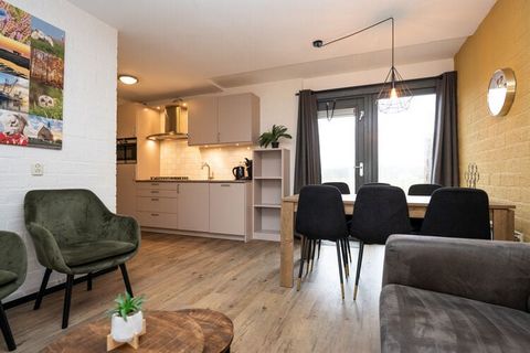 Dit geschakelde vakantiehuis is gelegen op een rustig en kleinschalig vakantiepark op Texel. De sfeervol ingerichte woonkamer met open keuken is, mede door de lichtinval, een heerlijke ruimte. Een smart-tv en comfortabel zitmeubilair is de perfecte c...