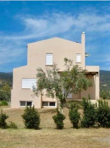 Vrijstaand huis te koop in Ermioni, Plepi, Peloponnesos. Huis met drie verdiepingen met een oppervlakte van 151 m². op een perceel van 900 m². Het huis bestaat uit een woonkamer, keuken, 4 slaapkamers en 2 badkamers. Het huis heeft een veranda, bijke...