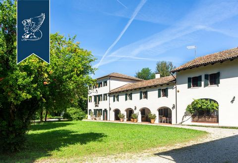 Splendida proprietà è in vendita nella rigogliosa campagna veneta a soli nove chilometri dal centro di Treviso, all'interno del parco naturalistico 